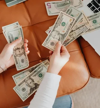 dinero efectivo en mano dolares