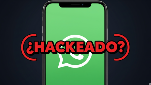 Celular mostrando la aplicaci&oacute;n WhatsApp con un mensaje de alerta de hackeo